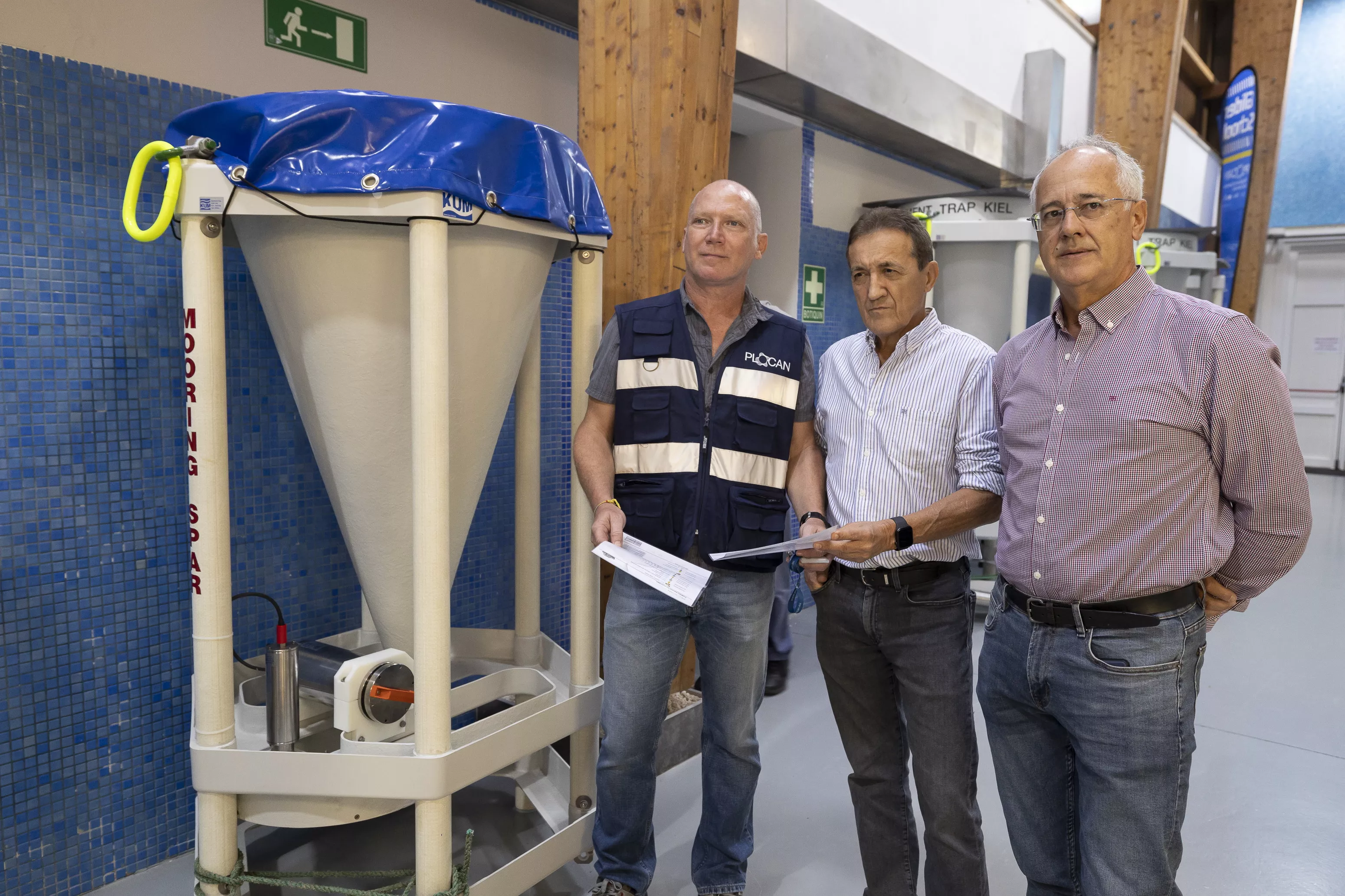 El responsable del Observatorio de la Plataforma Oceánica de Canarias (Plocan), Eric Delory (i), y los catedráticos Javier Arístegui (c) y Melchor González (d). / EFE