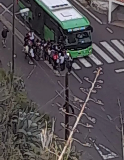 Colas para subirse en una de las primeras paradas en Taganana 