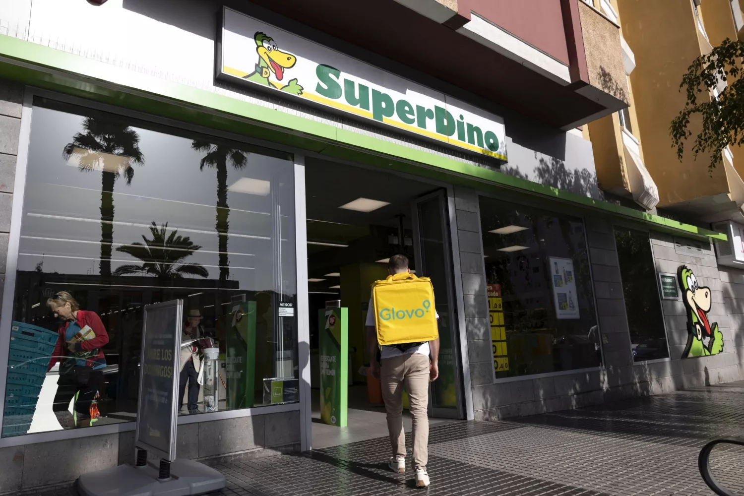 Un trabajador de Glovo entrando en un supermercado de Hiperdino. / CEDIDA