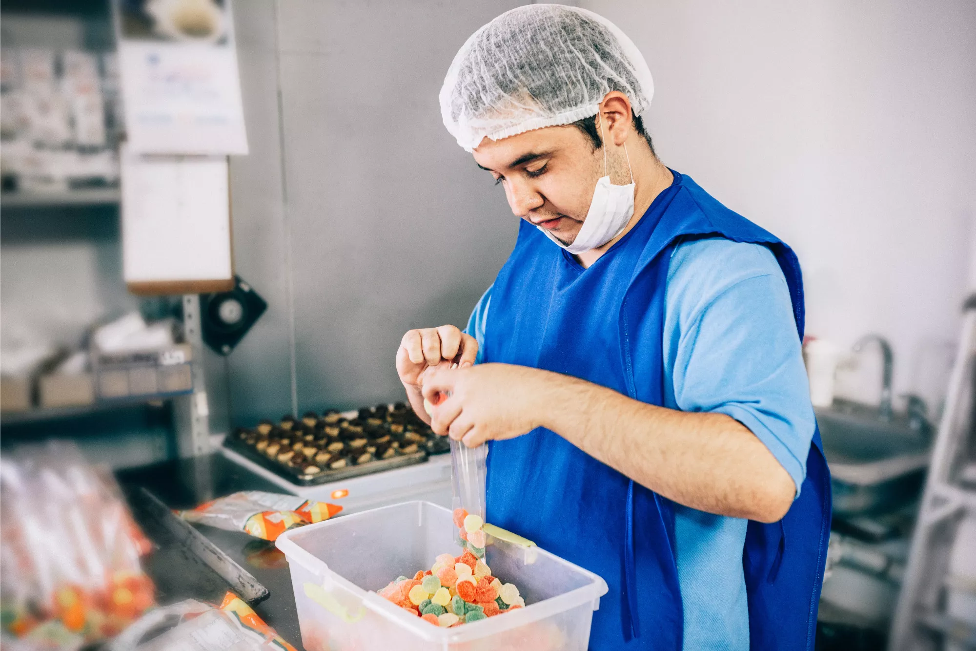 Una persona con discapacidad en su puesto de trabajo. / CEDIDA