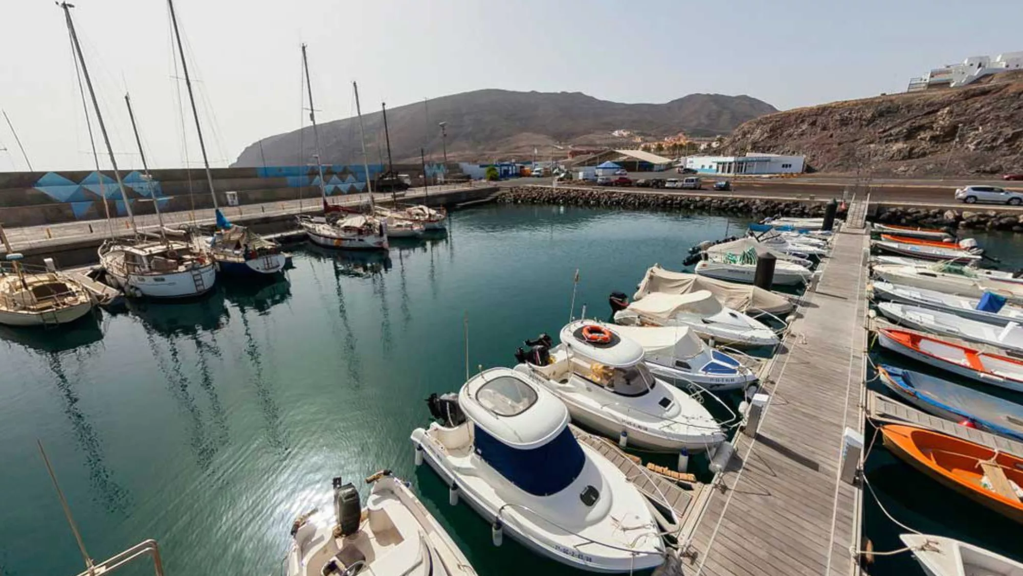 Barcos en el puerto de Gran Tarajal, Fuerteventura / PUERTOS CANARIOS