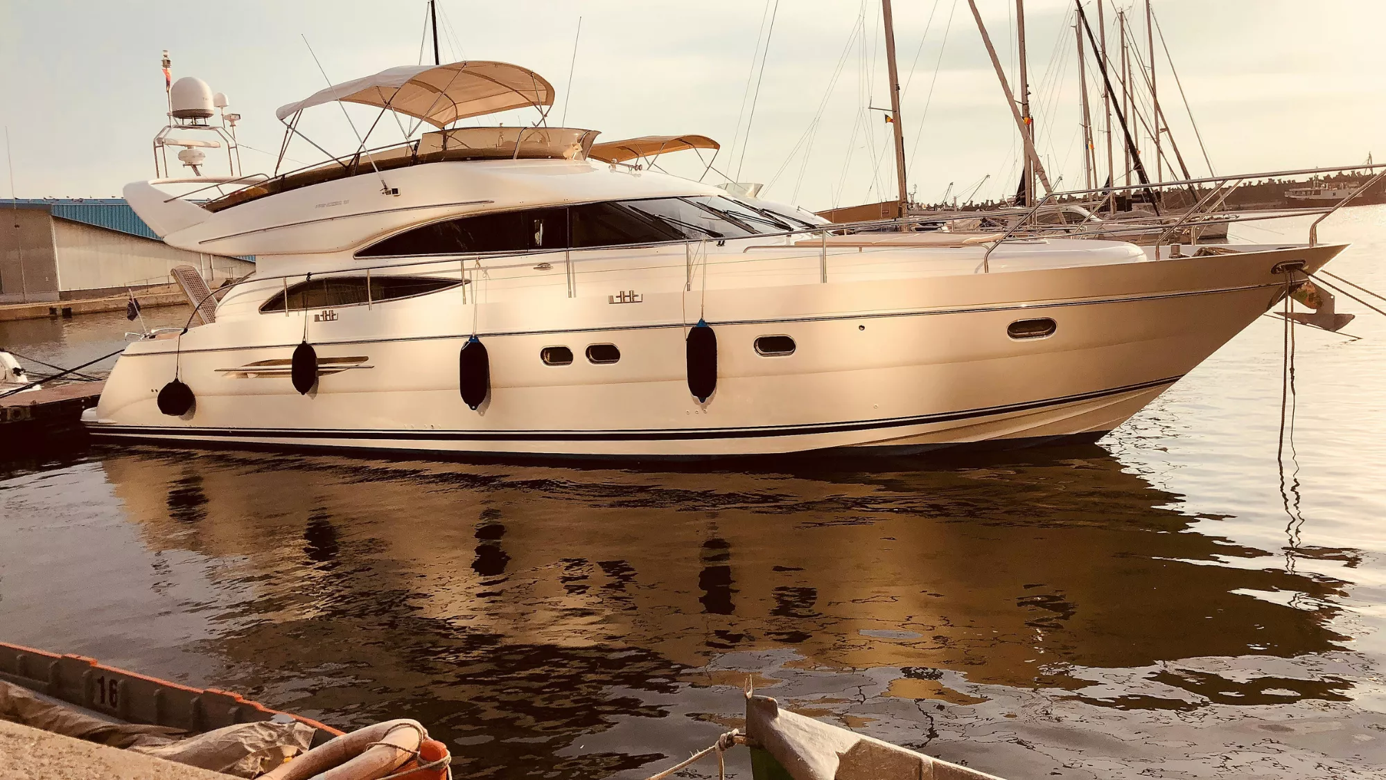 Las personas interesadas podrán visitar los barcos en los puertos en los que se encuentran y pujar por ellos hasta el 14 de marzo / UNSPLASH