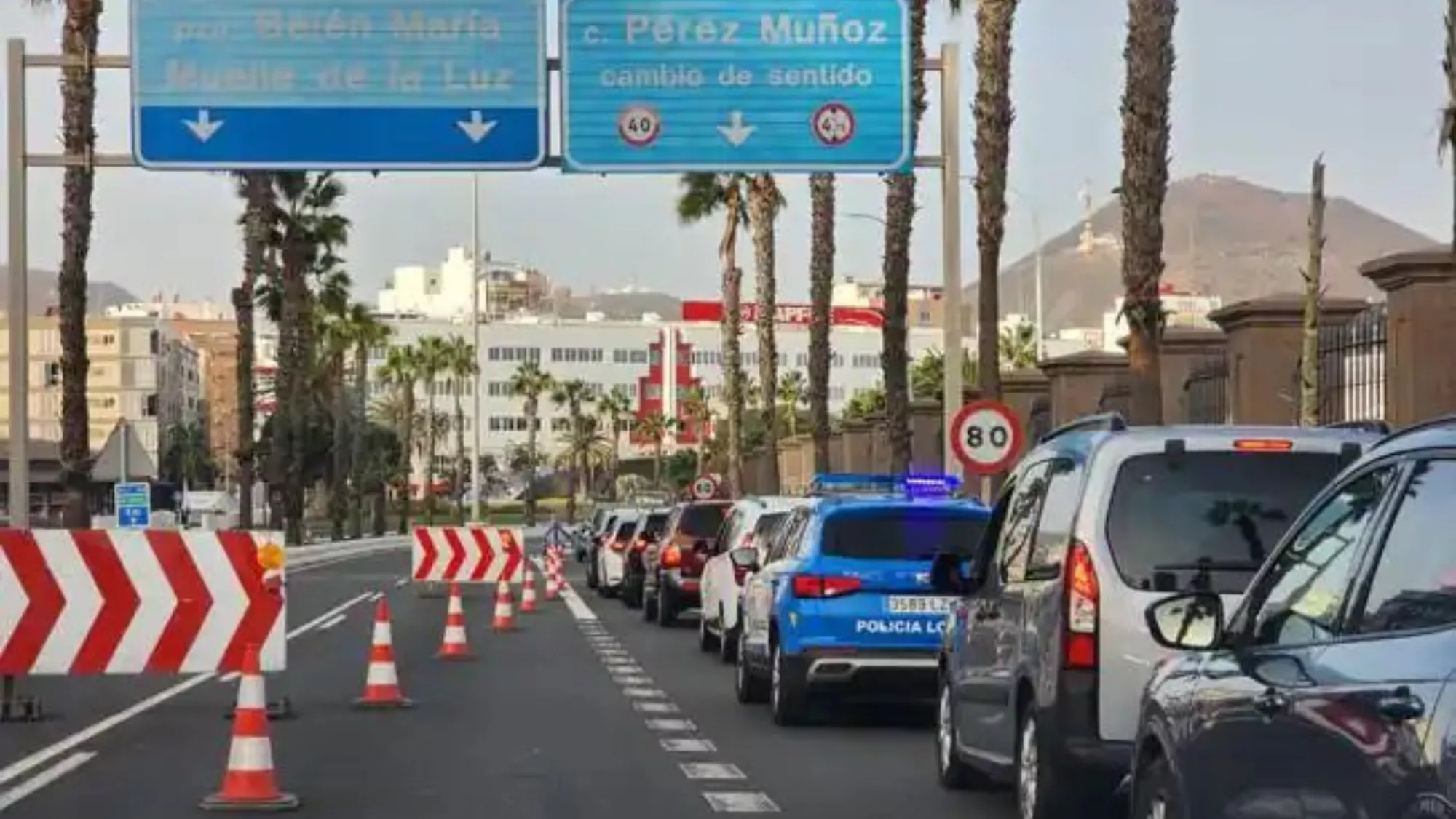 Colas y cortes de tráfico en La Isleta / PP