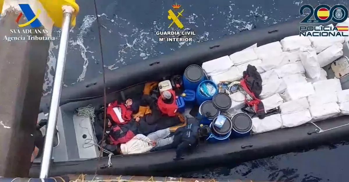 Narcolancha interceptada con cuatro toneladas de cocaína al sur de Canarias / POLICÍA NACIONAL