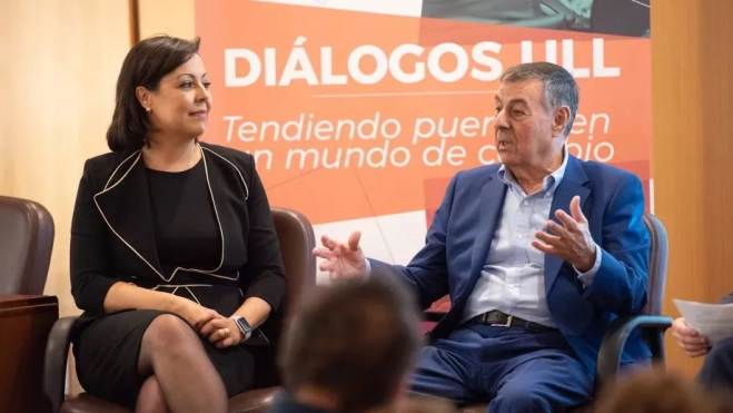 Victoria López, presidenta del Grupo Fedola, observa a su padre, Fernando López Arvelo, durante un acto en la ULL. Victoria López, presidenta del Grupo Fedola, observa a su padre, Fernando López Arvelo, durante un acto en la ULL.