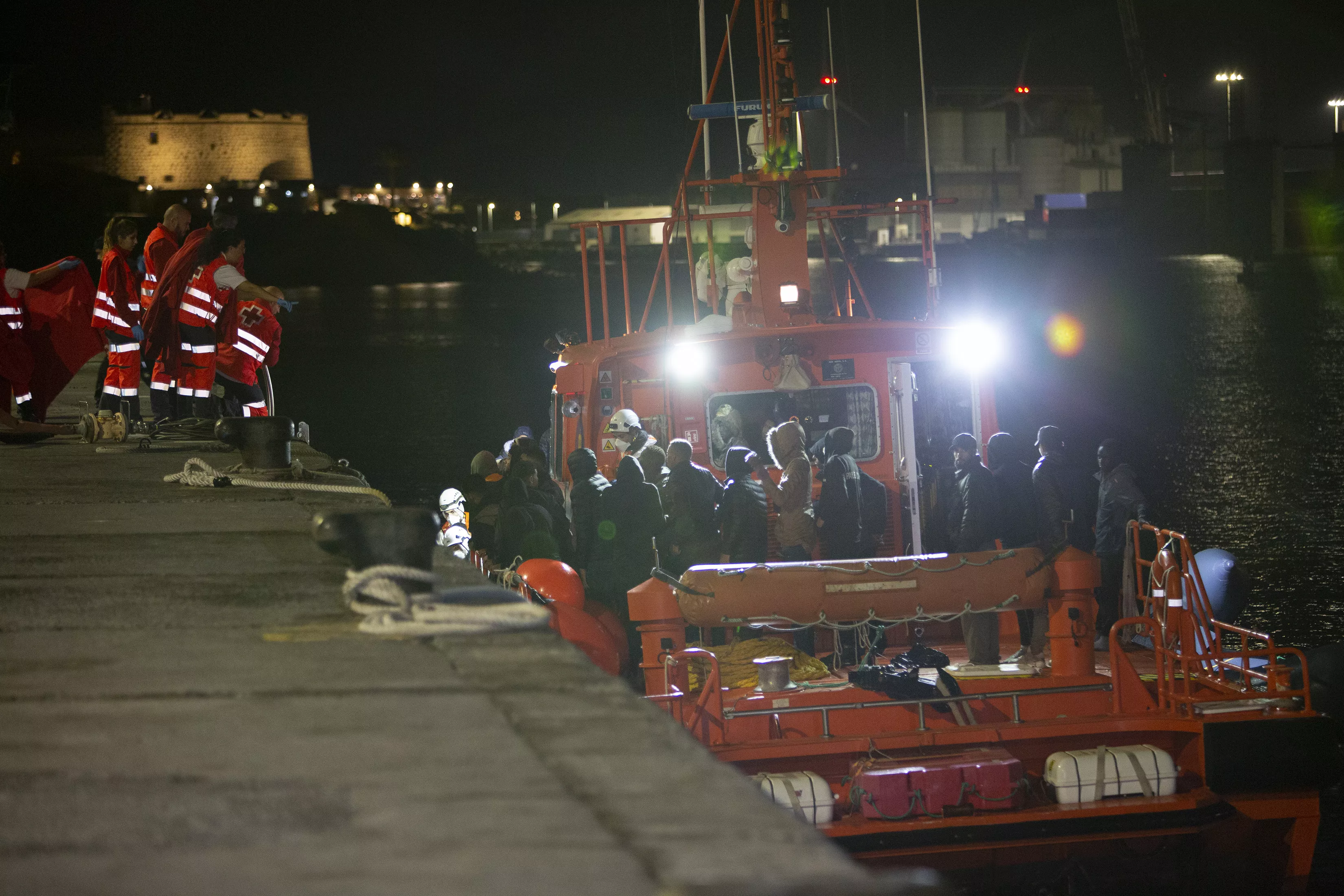 Imagen de Archivo: Salvamento Marítimo desembarca en Arrecife a varias personas rescatadas durante la noche. / EFE