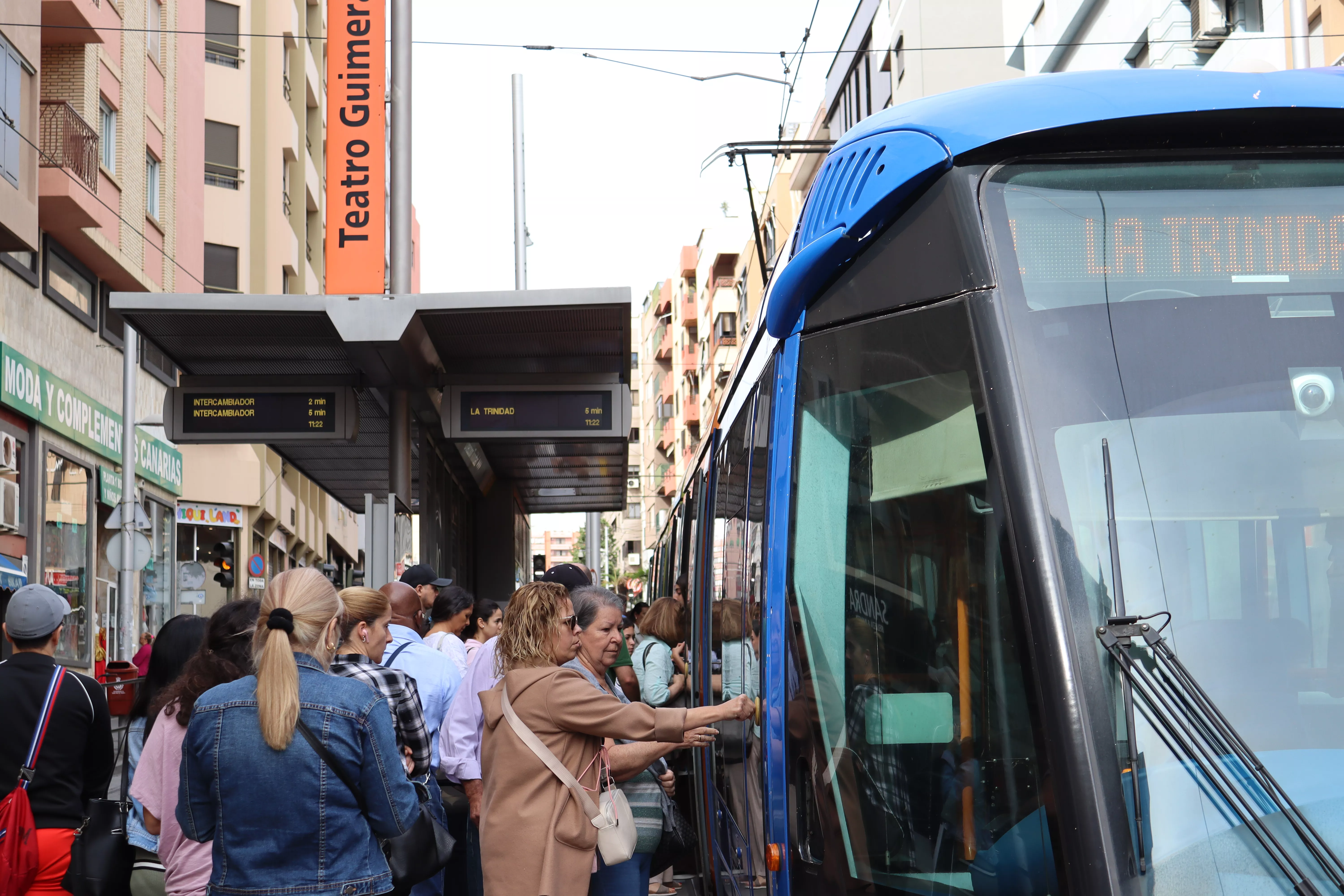 Usuarios se suben al tranvía de Tenerife. / AINOHA CRUZ-ATLÁNTICO HOY