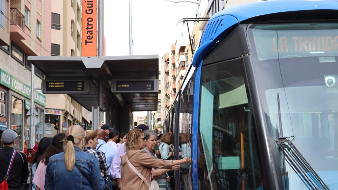 Usuarios se suben al tranvía de Tenerife. / AINOHA CRUZ-ATLÁNTICO HOY
