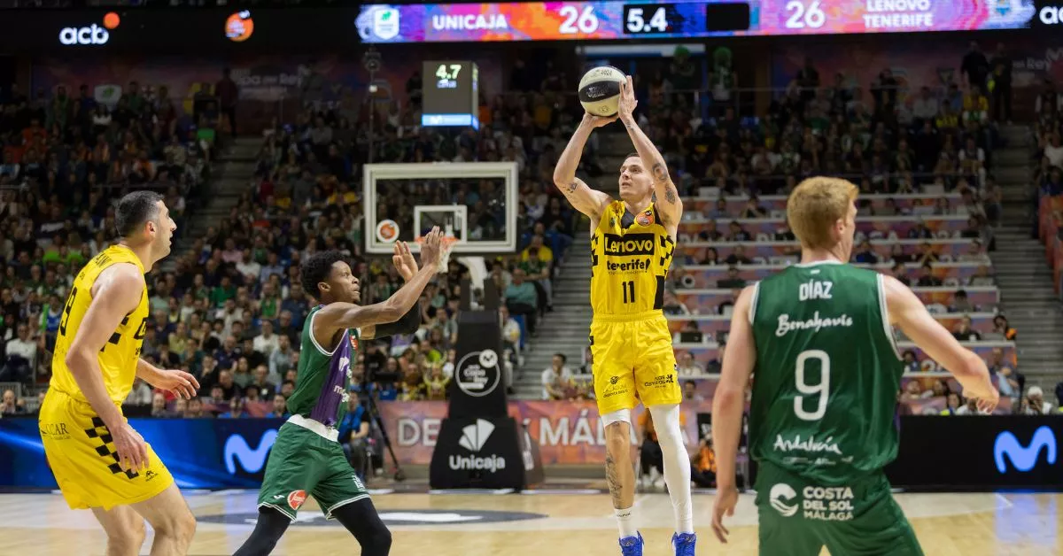 Con sus 23 puntos y siete puntos, Kyle Guy fue el jugador más determinante en el triunfo del Canarias ante Unicaja por 83-91 que consumó en el Martín Carpena la revancha por la final del curso pasado en Badalona./ EFE.