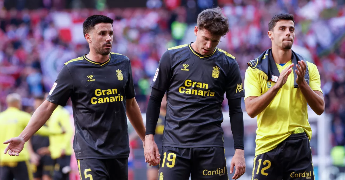 Javi Muñoz (i), Marc Cardona y Enzo Loiodice (d) de Las Palmas reaccionan tras la derrota / DANIEL GONZÁLEZ - EFE 