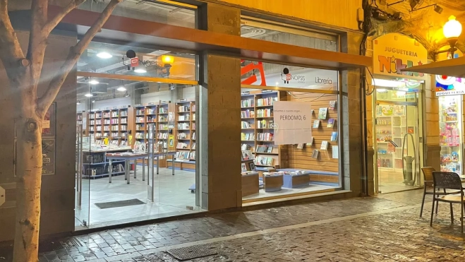 Librería Sinopsis, que cierra sus puertas en la calle Domingo J Navarro / AH
