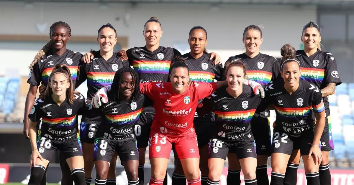 La UD Costa Adeje Tenerife estrenó su tercera equipación en el partido en el Estadio Alfredo Di Stefano, donde cayó por 2-1 ante el Real Madrid./ UD Costa Adeje Tenerife.