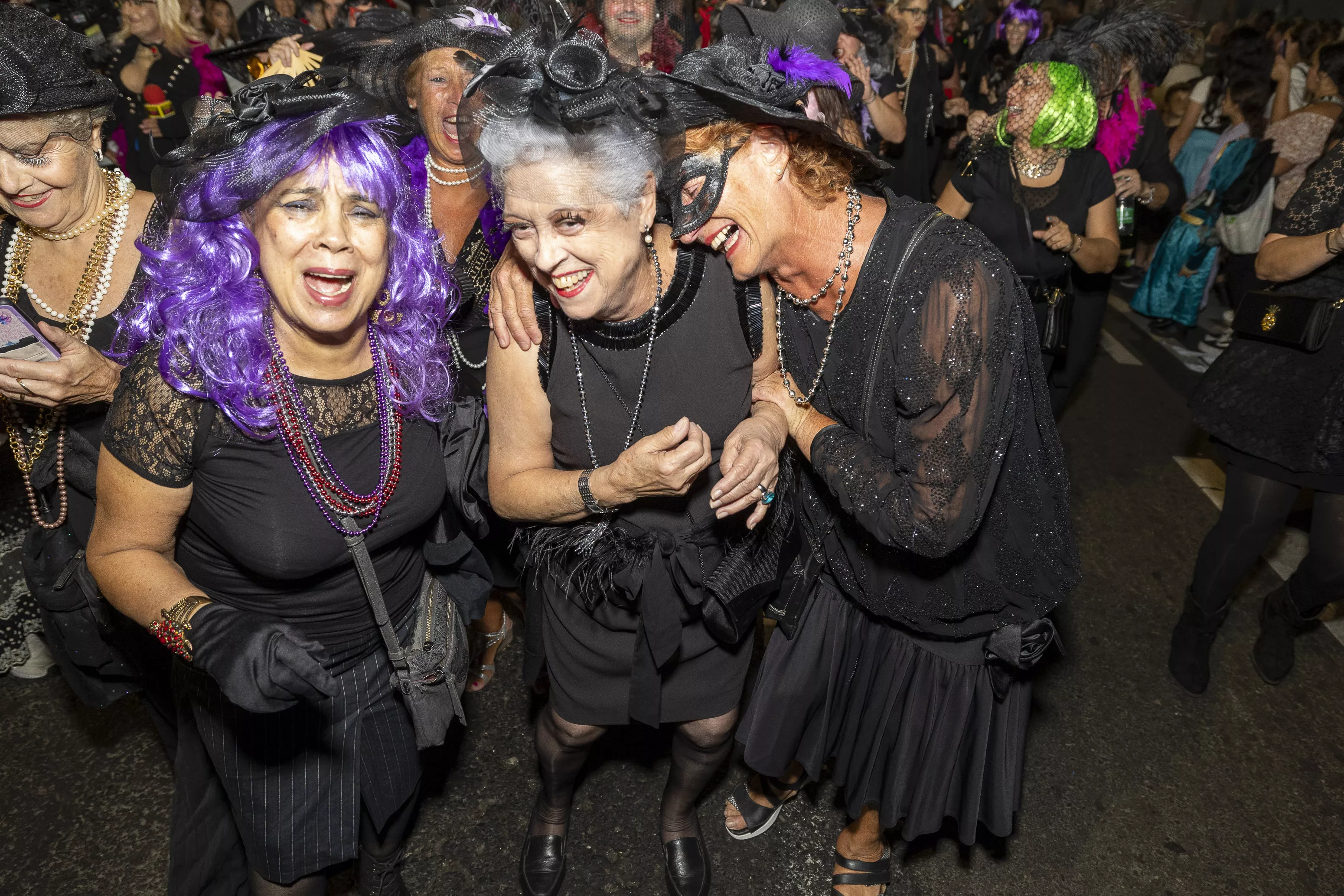 Viudas lloran a la Sardina en la despedida del Carnaval de Las Palmas de Gran Canaria. / SOCIEDAD DE PROMOCIÓN 