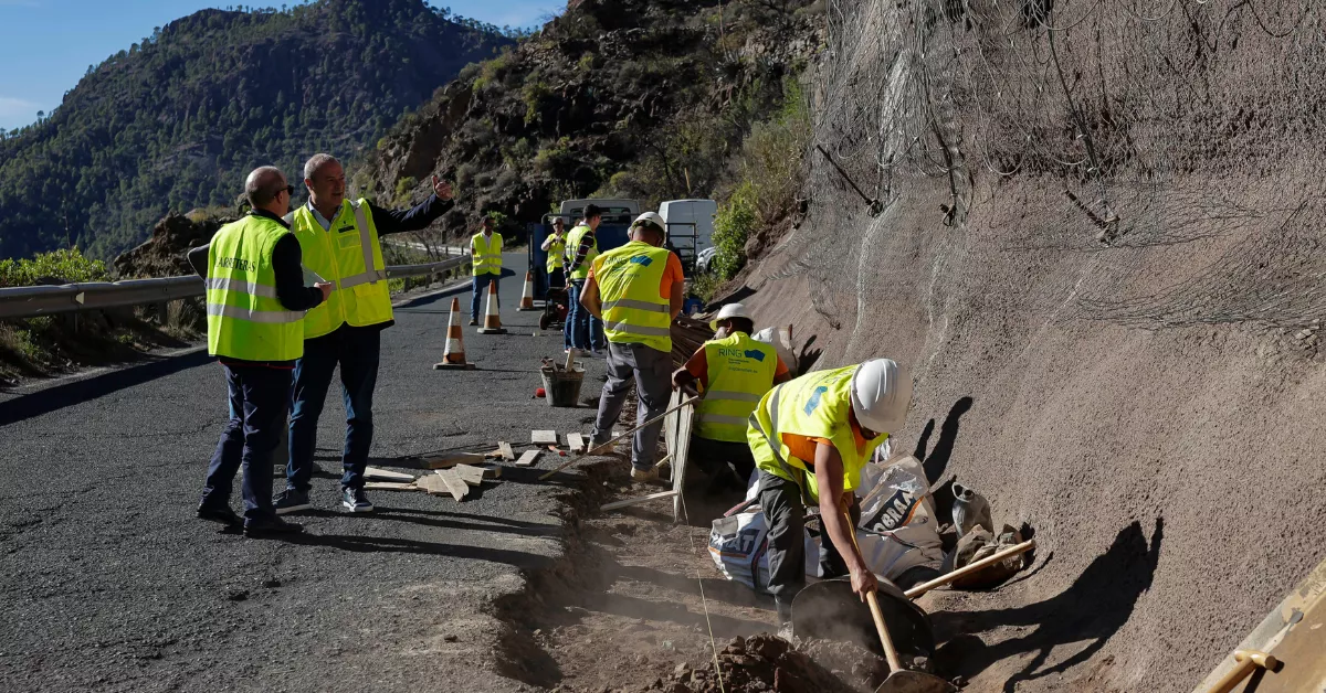 Gran Canaria apuntala 170 metros de taludes en la GC-60 por 352.373 euros./ CEDIDA