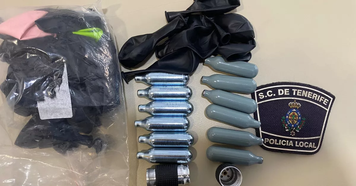 Botellitas con gas de la risa y unos globos para dosificarlo incautados por la Policía Local de Santa Cruz de Tenerife./ CEDIDA