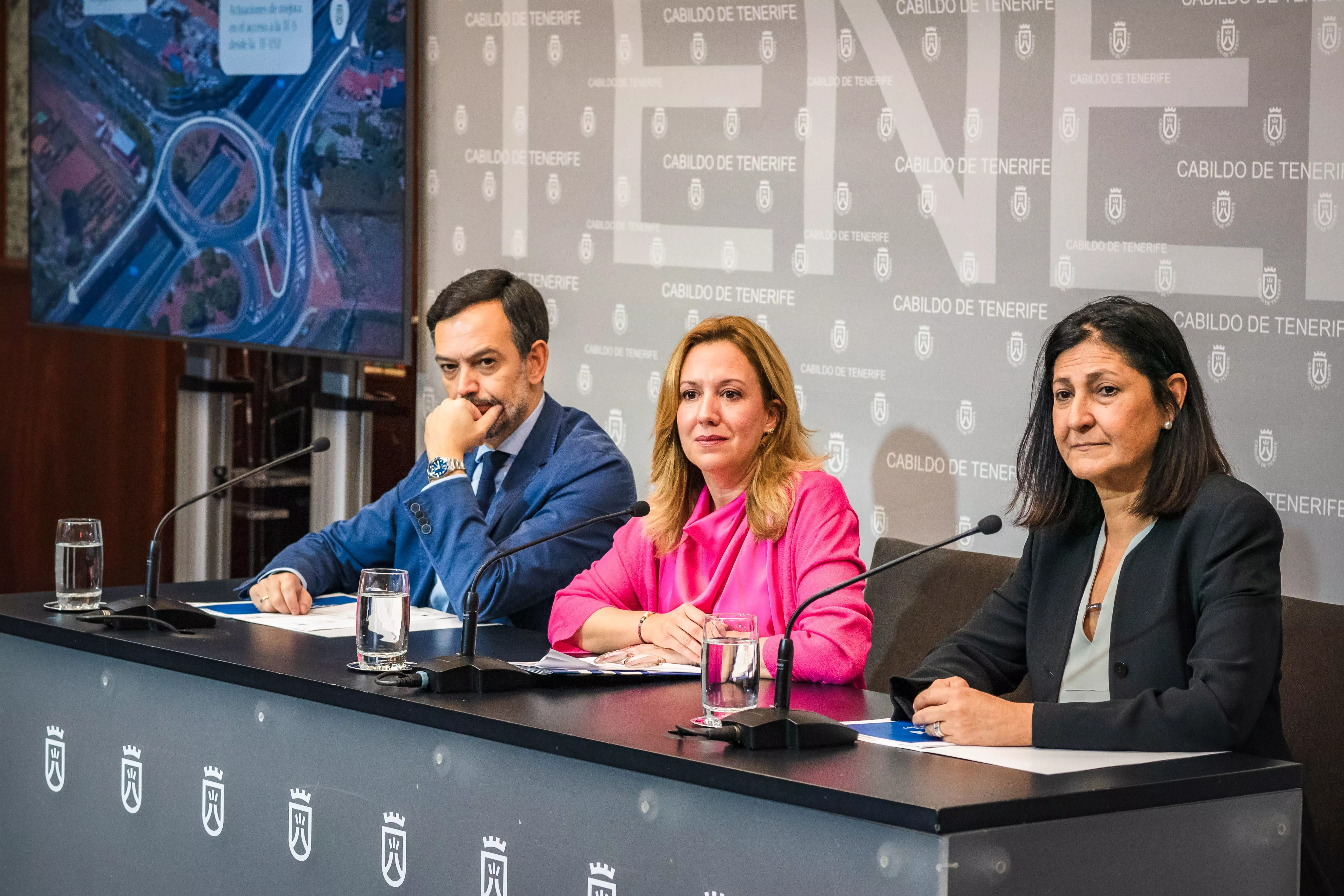 La presidenta insular, Rosa Dávila (c), el vicepresidente insular, Lope Afonso y la consejera de Movilidad, Eulalia García. / CEDIDA