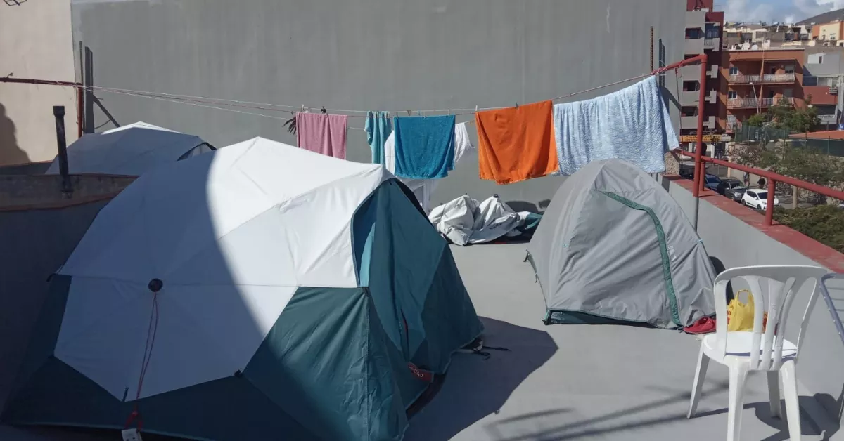 Azotea con casetas de campaña en la calle Castellón de la Plana en Santa Cruz de Tenerife./ REDES