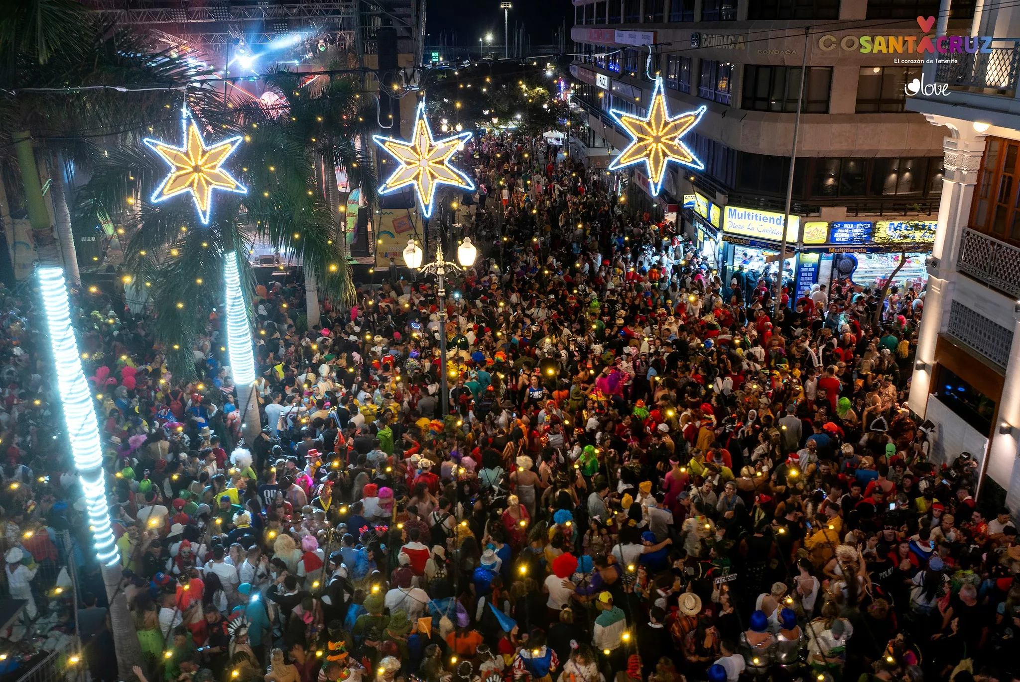 Imagen de una de las calles de Santa Cruz durante una de las noches de Carnaval. / AYUNTAMIENTO DE SANTA CRUZ DE TENERIFE - I LOVE THE WORLD