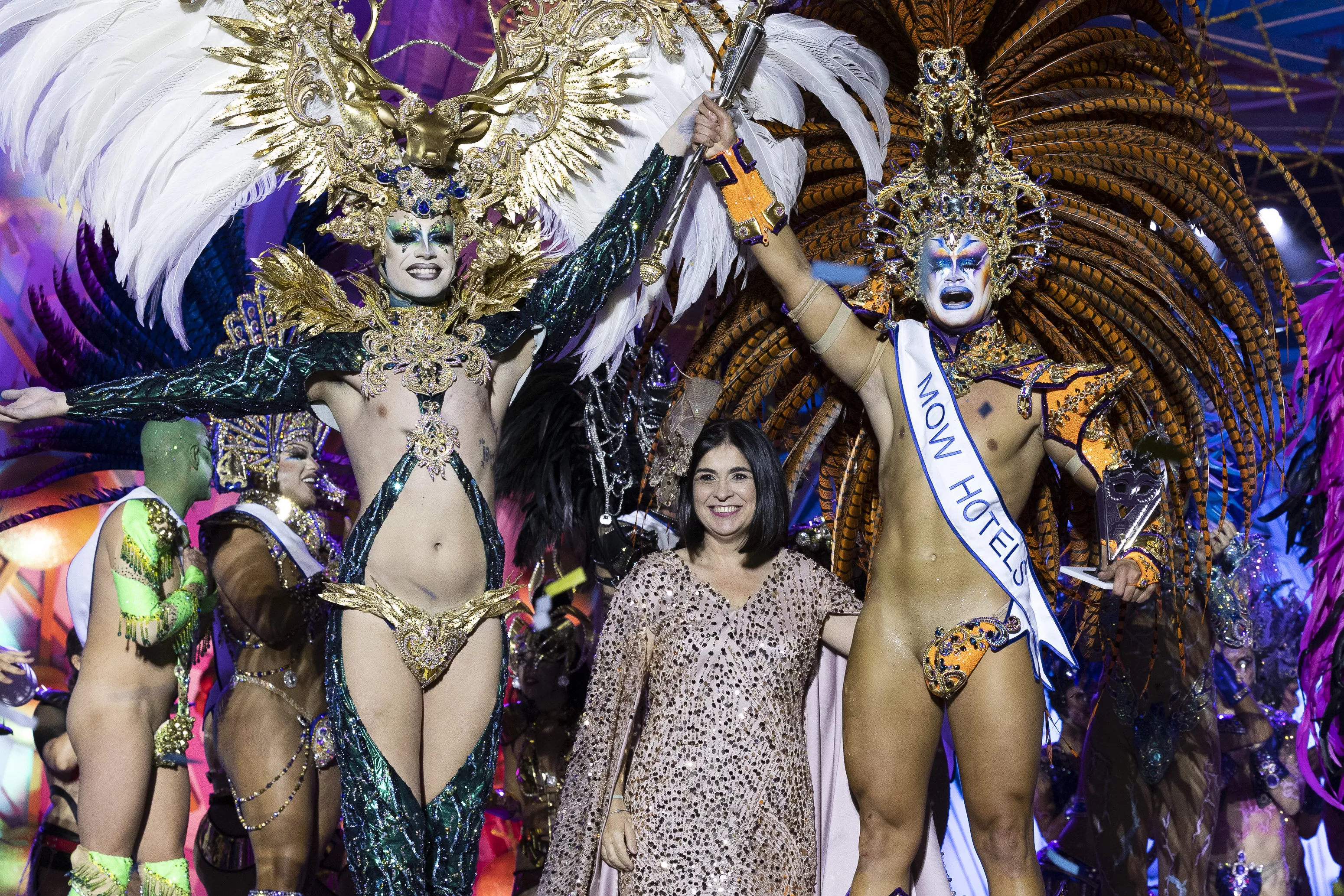 Carolina Darias, en el centro de la imagen, tras coronar a Elektra como Drag Queen del Carnaval 2024 de Las Palmas de Gran Canaria.