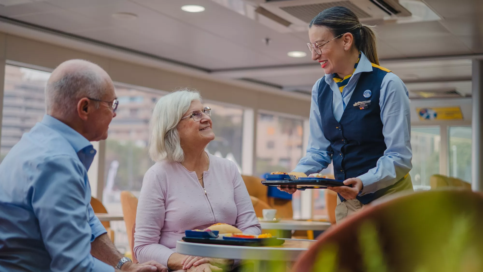 Trabajadora de Fred. Olsen Express con chapa EACM / FRED OLSEN EXPRESS