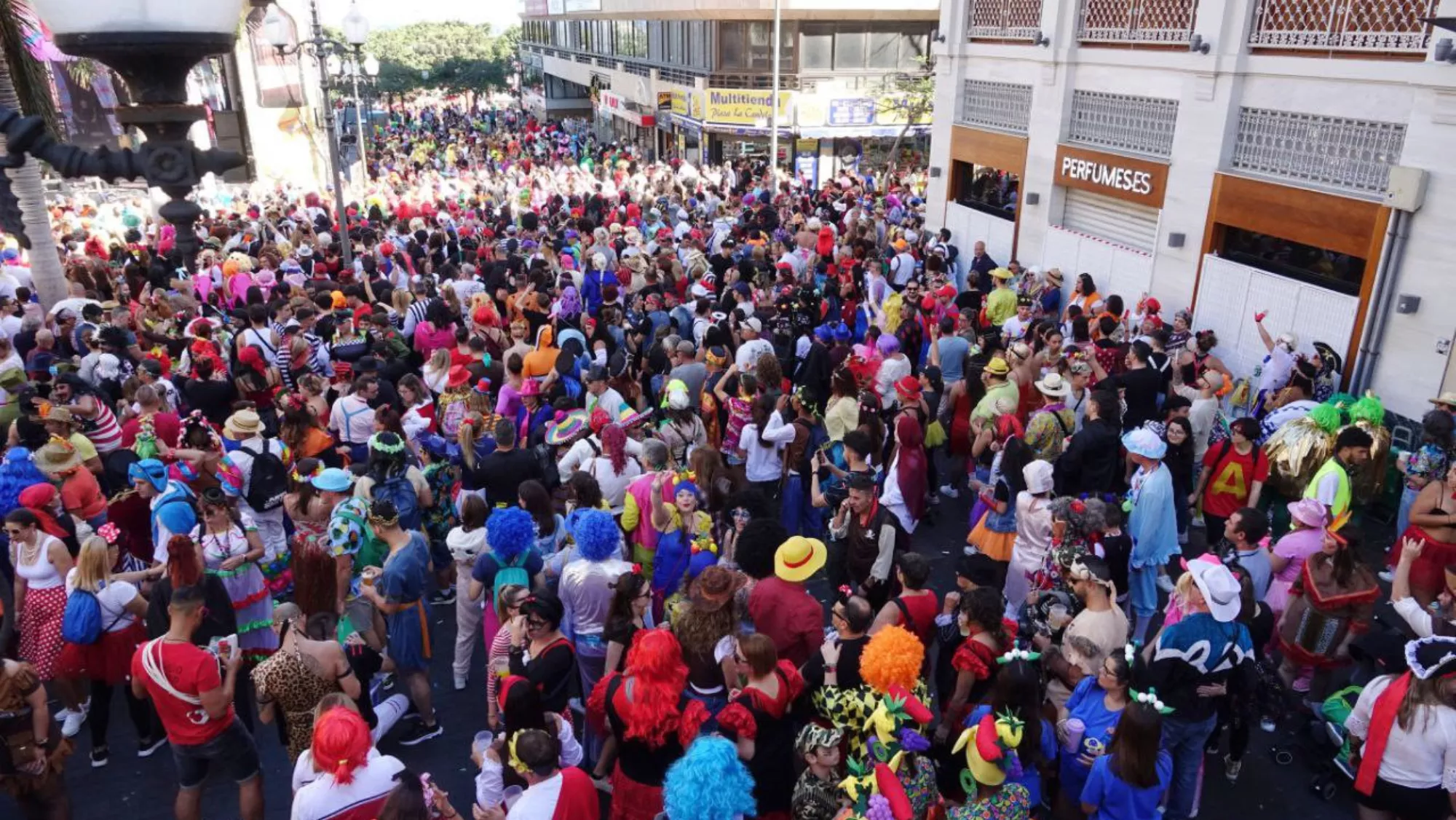 Multitud durante la celebración del Carnaval de Día / ASHOTEL