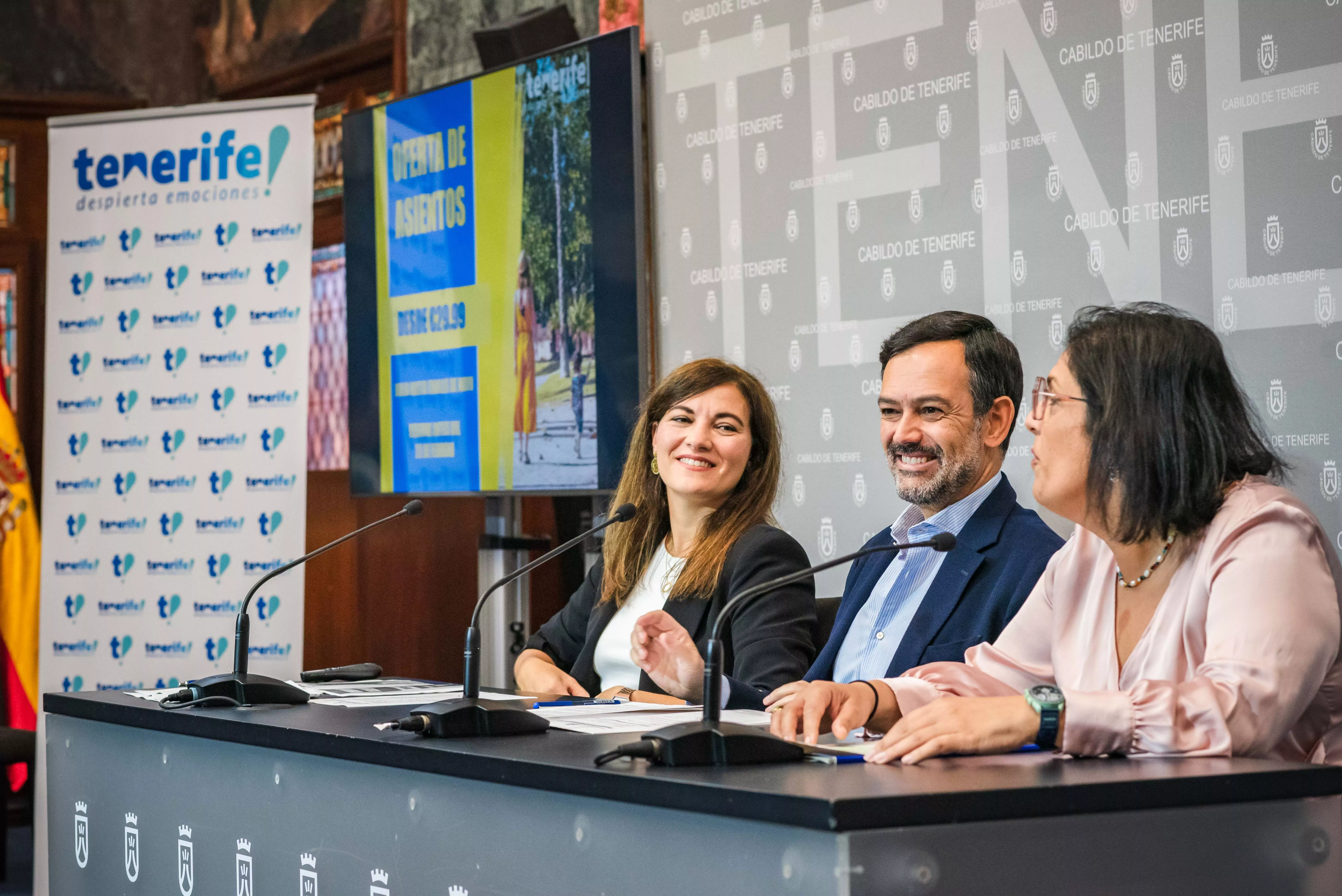 La Country Manager de Ryanair para España, Elena Cabrera; el vicepresidente y consejero de Turismo del Cabildo, Lope Afonso; y consejera delegada de Turismo de Tenerife, Dimple Melwani./
