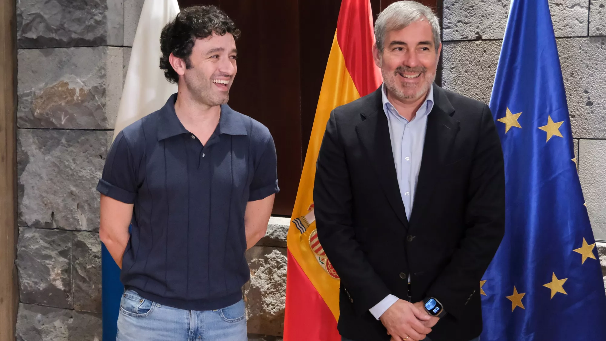 El director Rodrigo Sorogoyen se reunió con el presidente autonómico, Fernando Clavijo, para hablar de su próxima película que se hará en Canarias / EFE - ALBERTO VALDÉS