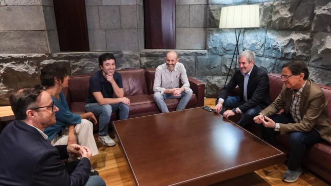 El presidente de Canarias, Fernando Clavijo, el director de cine Rodrigo Sorogoyen, y el productor Nacho Vila / EFE - ALBERTO VALDÉS El presidente de Canarias, Fernando Clavijo, el director de cine Rodrigo Sorogoyen, y el productor Nacho Vila / EFE - ALBERTO VALDÉS