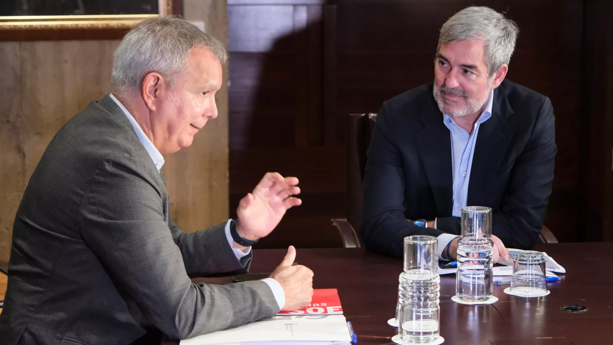 Sebastián Franquis y Fernando Clavijo se han reunido para hablar sobre la creación de dos grupos para la mejora de la productividad en Canarias / EFE - ALBERTO VALDÉS