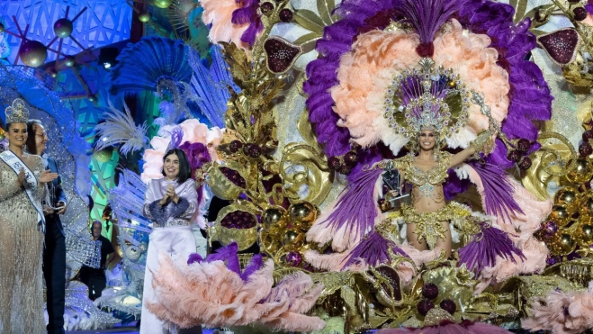 Carolina Darias junto a la Reina del Carnaval de Las Palmas de Gran Canaria / AYUNTAMIENTO DE LAS PALMAS DE GRAN CANARIA Carolina Darias junto a la Reina del Carnaval de Las Palmas de Gran Canaria / AYUNTAMIENTO DE LAS PALMAS DE GRAN CANARIA