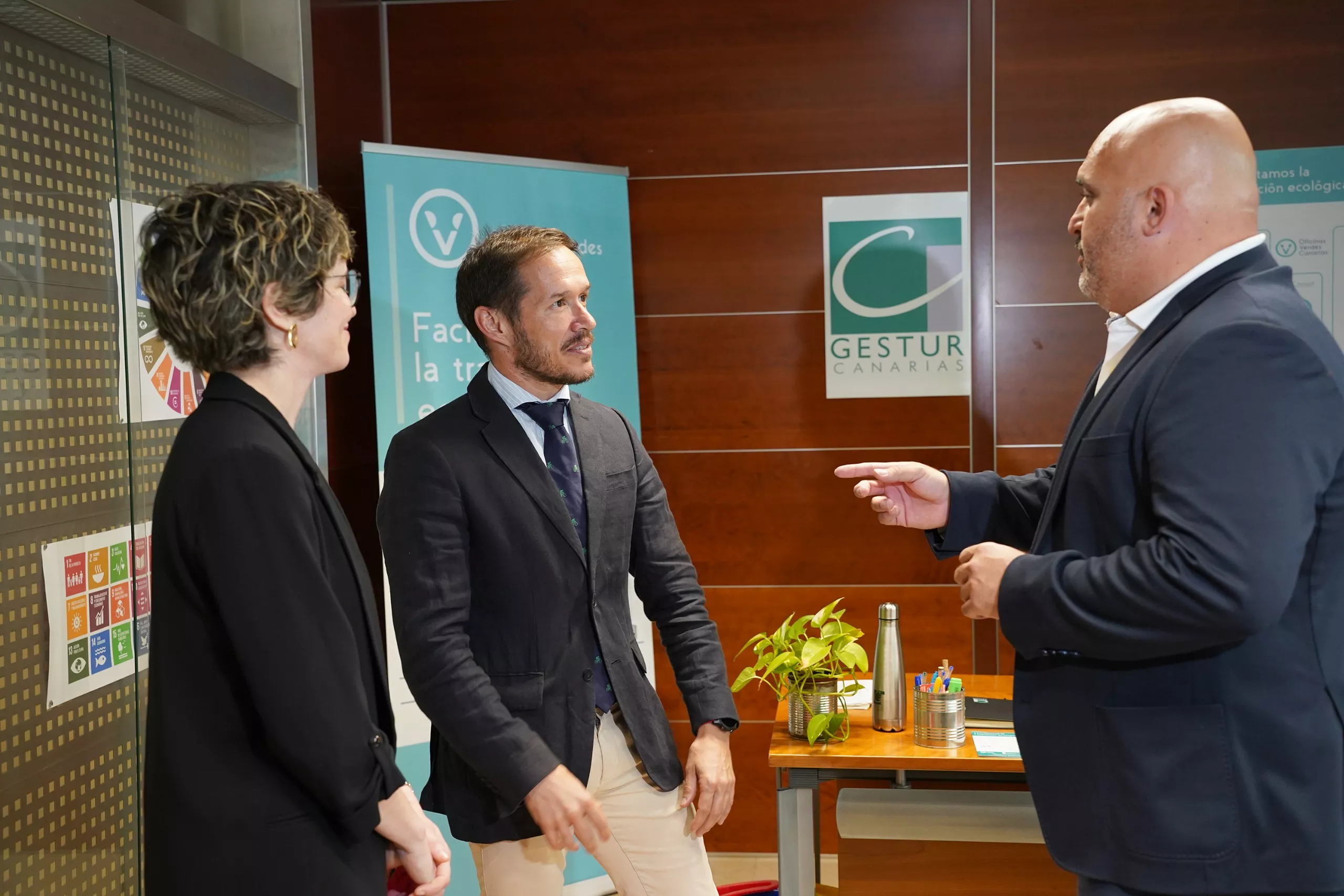  El consejero Zapata con la directora de Oficinas Verdes, entidad que gestiona las ayudas a renovables,y el consejero delegado de Gestur