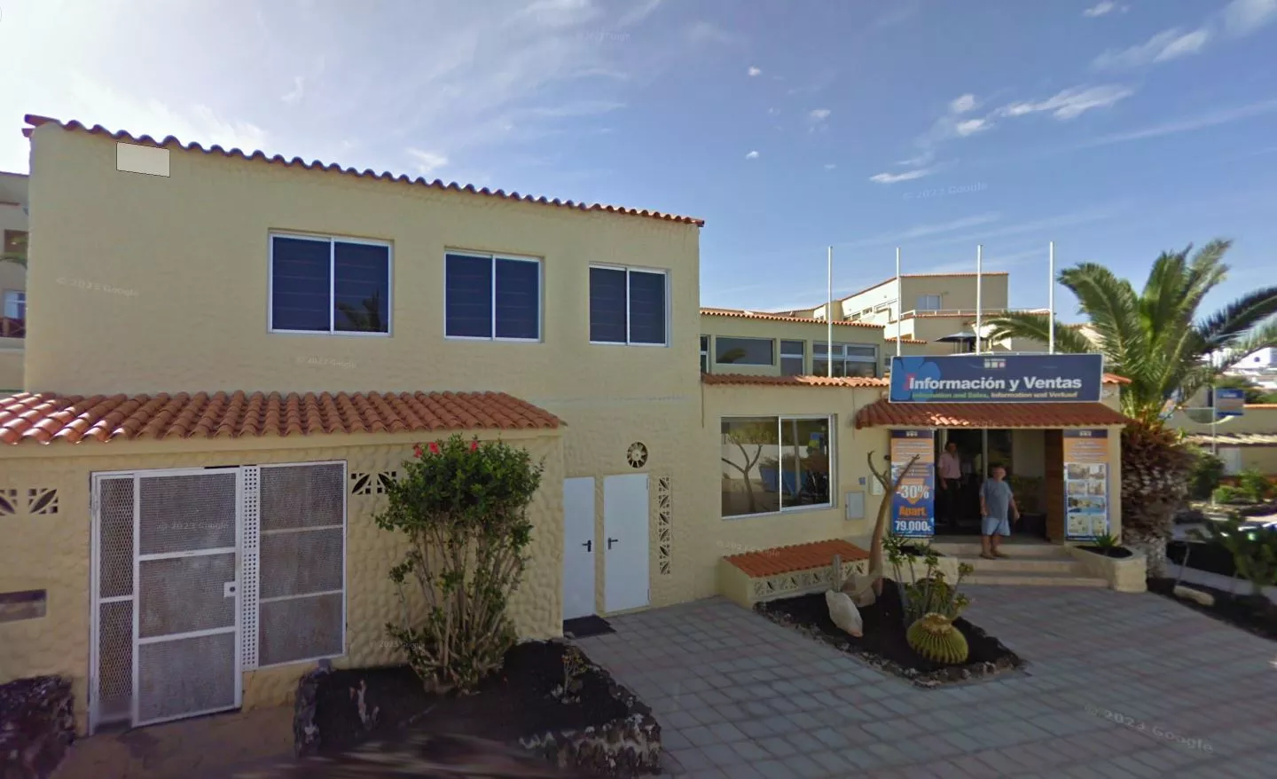 Oficinas de Construcción Reformas y Mantenimiento Fuerte / AH