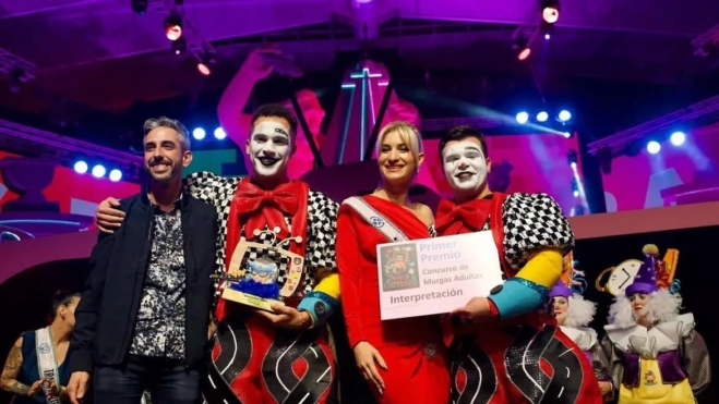 Javier Caraballero junto a componentes de la murga Los Bambones, primer premio de interpretación de murgas
