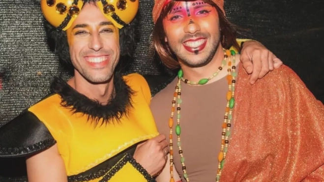 Javier Caraballero, disfrazado de abeja, junto al director artístico del Carnaval 2024, Yeray Piñero