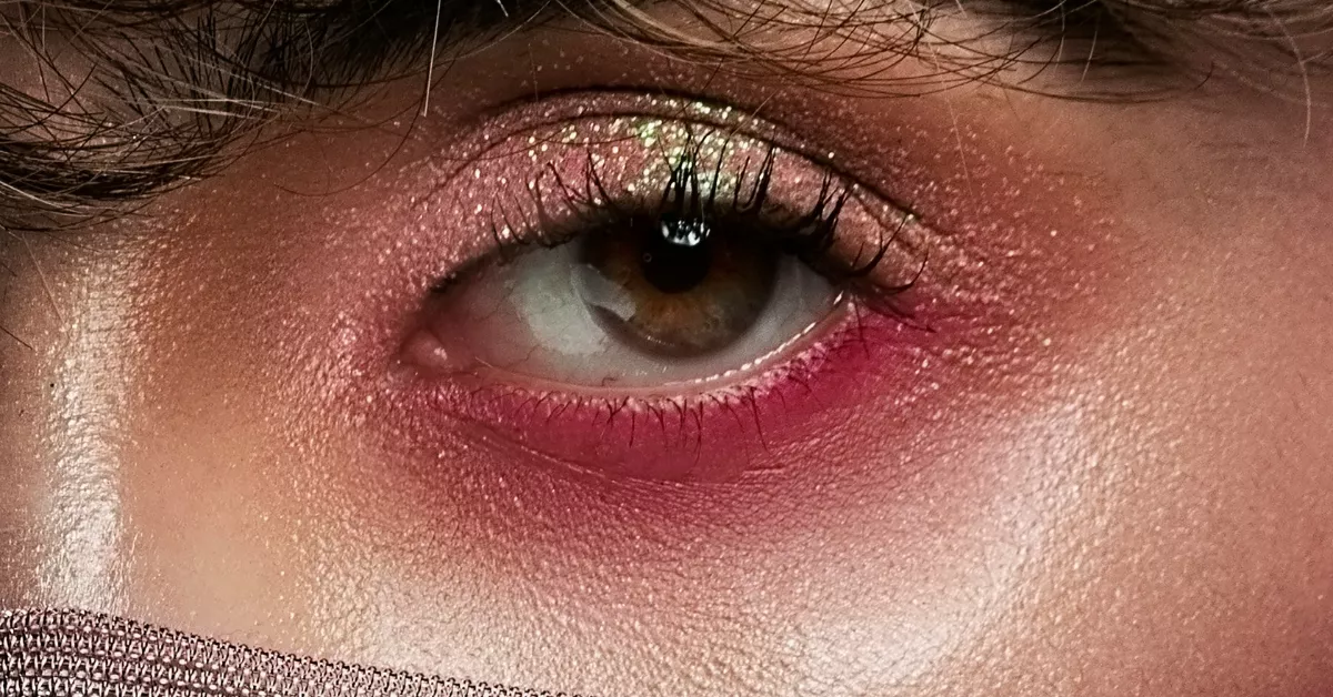 Maquillaje con purpurina. / UNSPLASH - YASH MEVAWALA