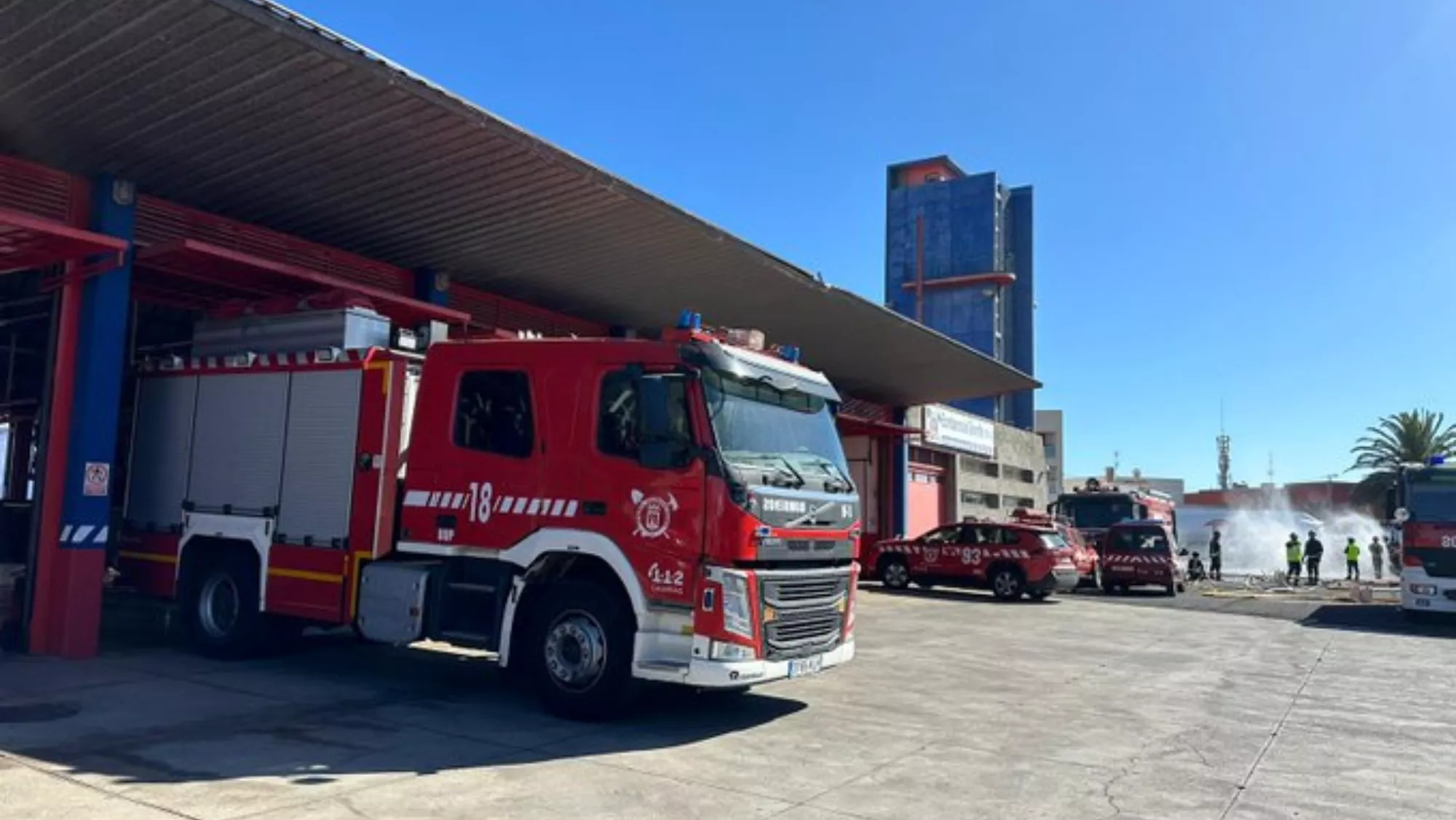 Bomberos en el simulacro de accidente en el aeropuerto Tenerife Norte./ CEDIDA