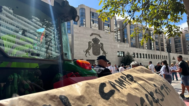 Un tractor frente a Presidencia / ATLÁNTICO HOY - MARCOS MORENO