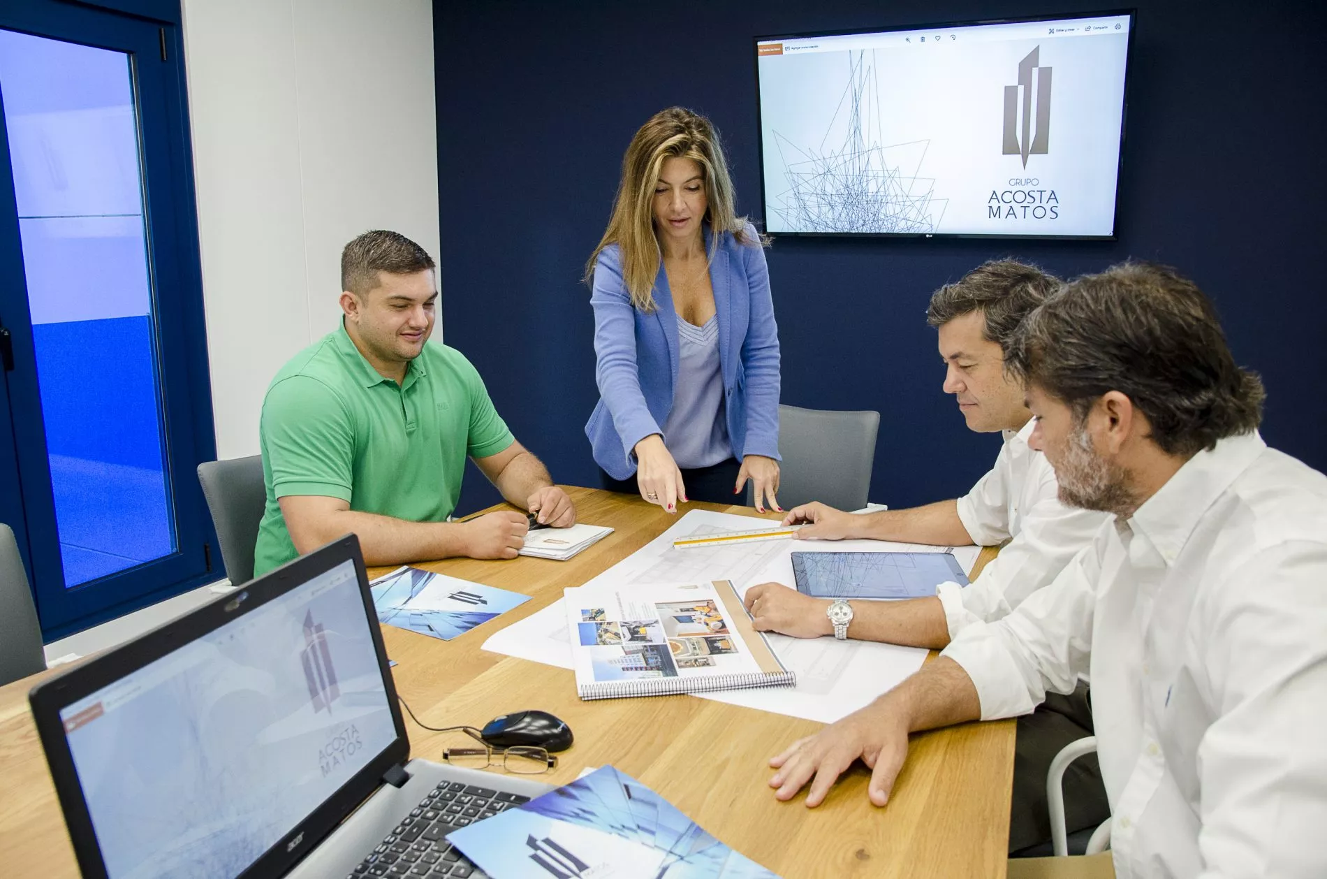 Sesión de trabajo en el grupo Acosta Matos./ ACOSTA MATOS