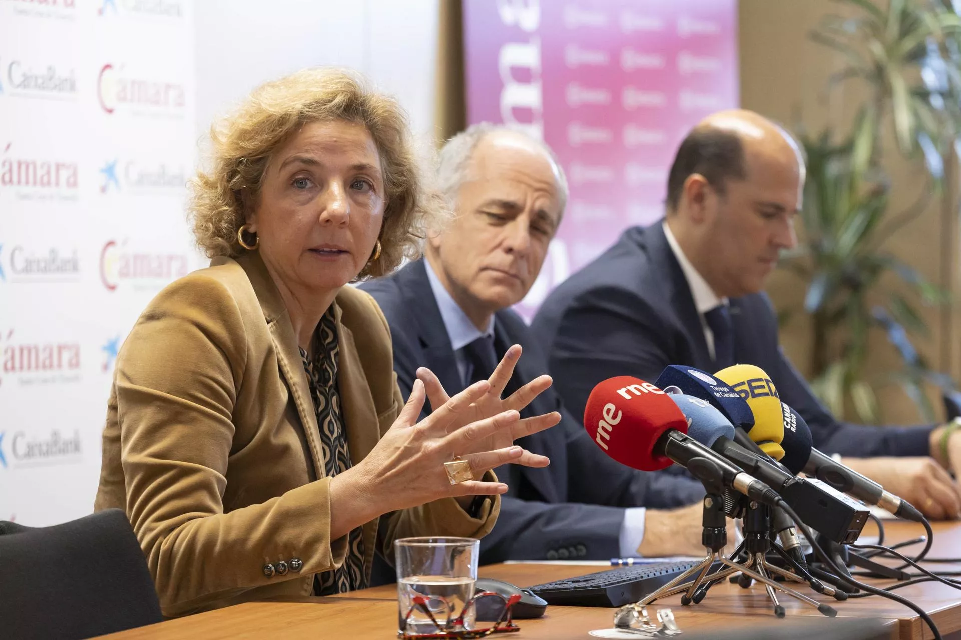 La directora de la Cámara de Comercio de Santa Cruz de Tenerife, Lola Pérez; el presidente cameral, Santiago Sesé; y el director territorial de CaixaBank en Canarias, Manuel Afonso./ EFE - MIGUEL BARRETO