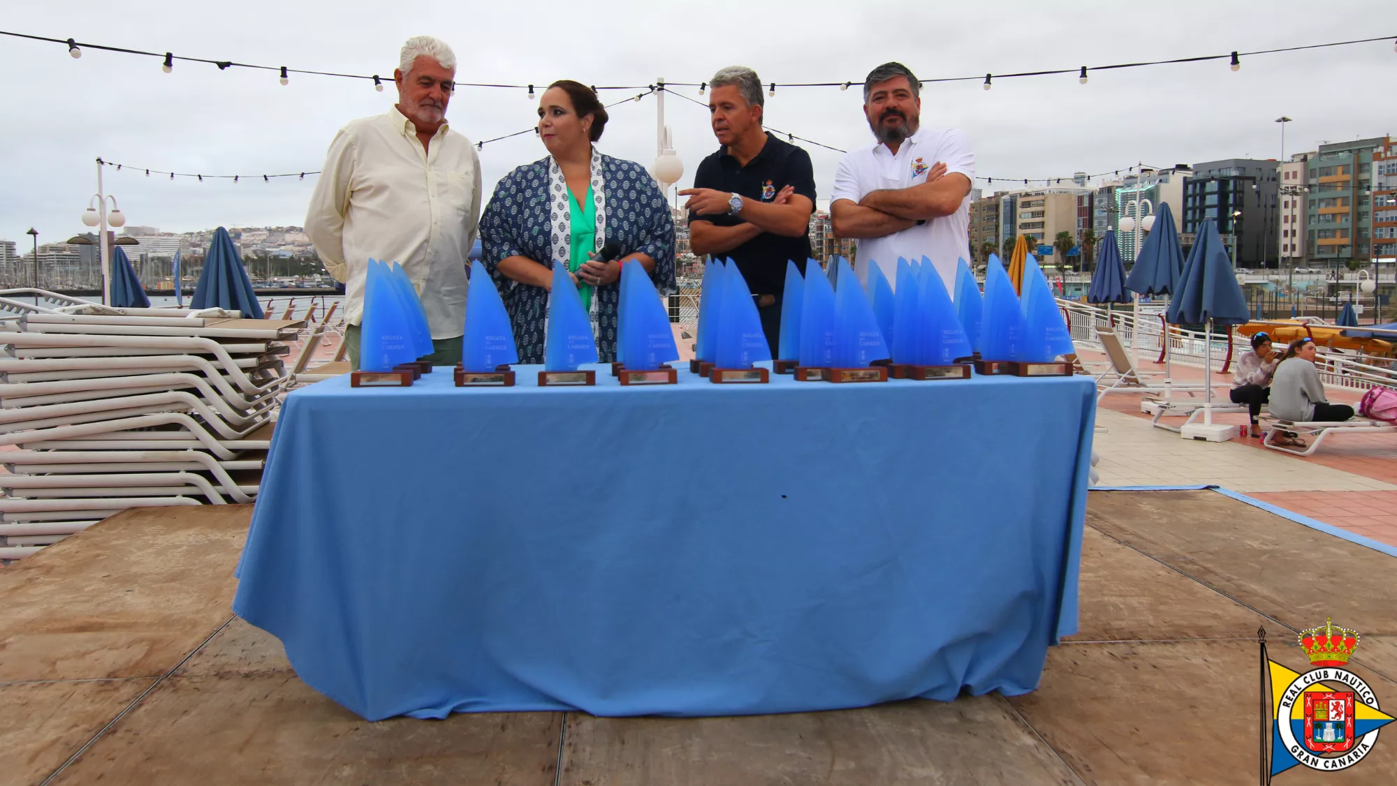 Pedro Sánchez (con los brazos cruzados) en una entrega de trofeos /RCNGC