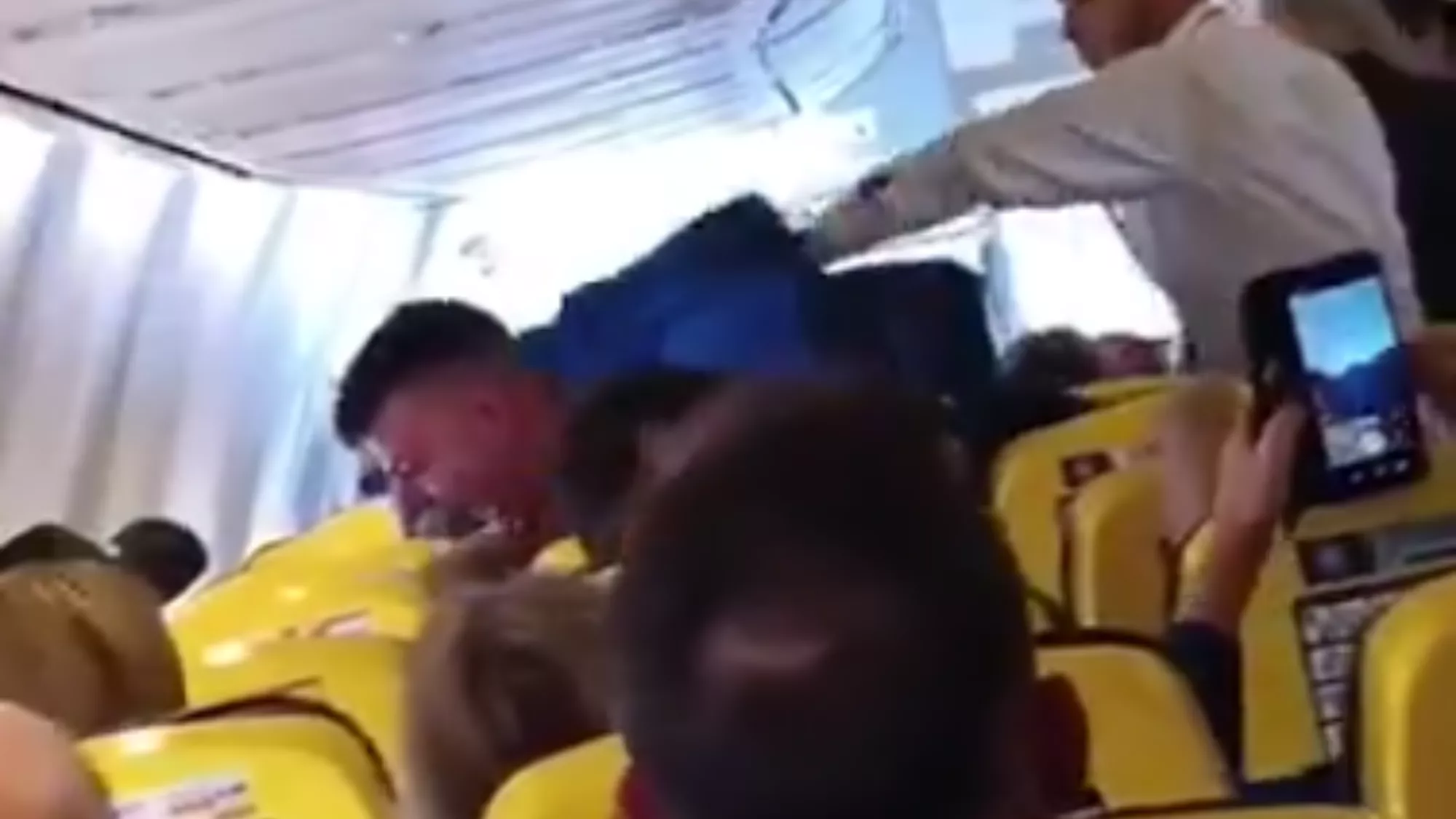 Un pasajero de un vuelo de Ryanair grita a otro durante un viaje de Edimburgo a Tenerife./ HANNAH MACDONALD