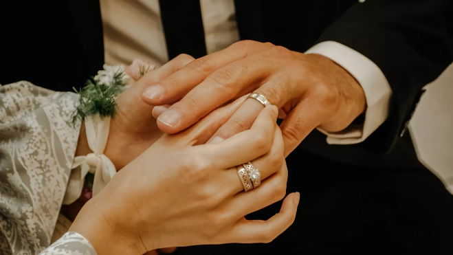 La novia le coloca el anillo al novio / AH