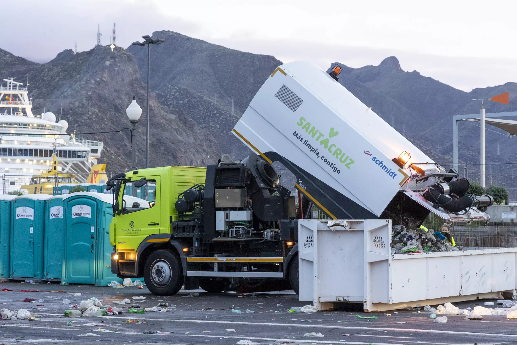 Un vehículo del servicio de limpieza de Santa Cruz limpia las calles tras una noche de Carnaval / CEDIDA