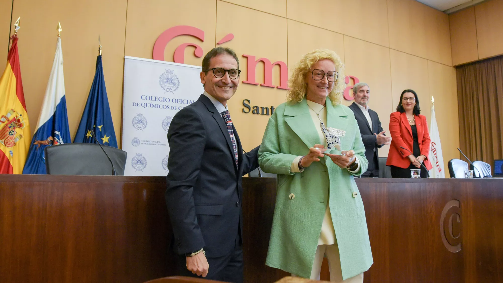 La directora general de Ascanio Química, María Ascanio Plasencia, recibe el premio./ CEDIDA