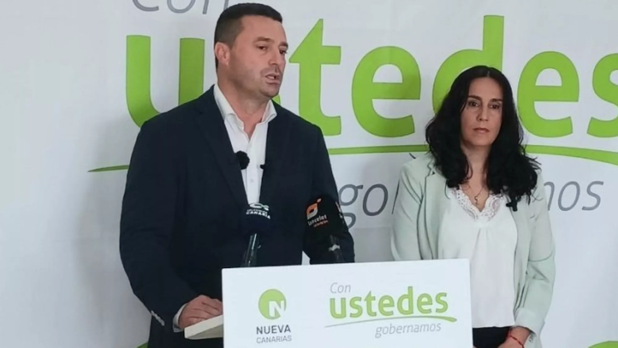 Oscar Noda, alcalde de Yaiza, junto a Daisy Villalba en un acto de Nueva Canarias en Lanzarote./ ARCHIVO