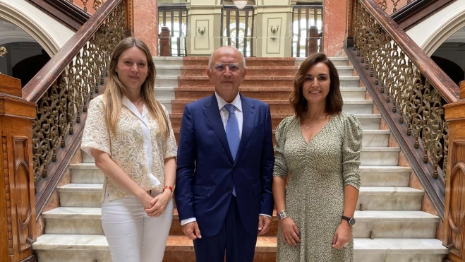 Laura Galarza, a la derecha, posa en la foto junto a Susana del Castillo y Rodolfo Núñez tras incorporarse al Círculo de Empresarios de Gran Canaria. Laura Galarza, a la derecha, posa en la foto junto a Susana del Castillo y Rodolfo Núñez tras incorporarse al Círculo de Empresarios de Gran Canaria.