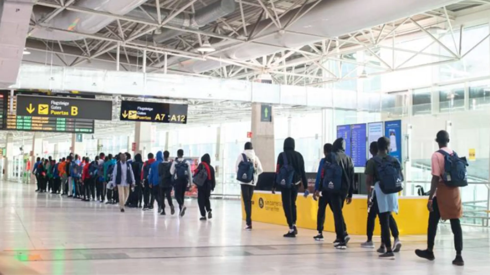 Migrantes a la espera en el aeropuerto para viajar de Canarias a la península / EFE - CARLOS DE SAÁ