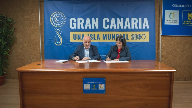 El presidente del Cabildo, Antonio Morales, y la alcaldesa de Las Palmas de Gran Canaria firmando los documentos / CABILDO DE GRAN CANARIA