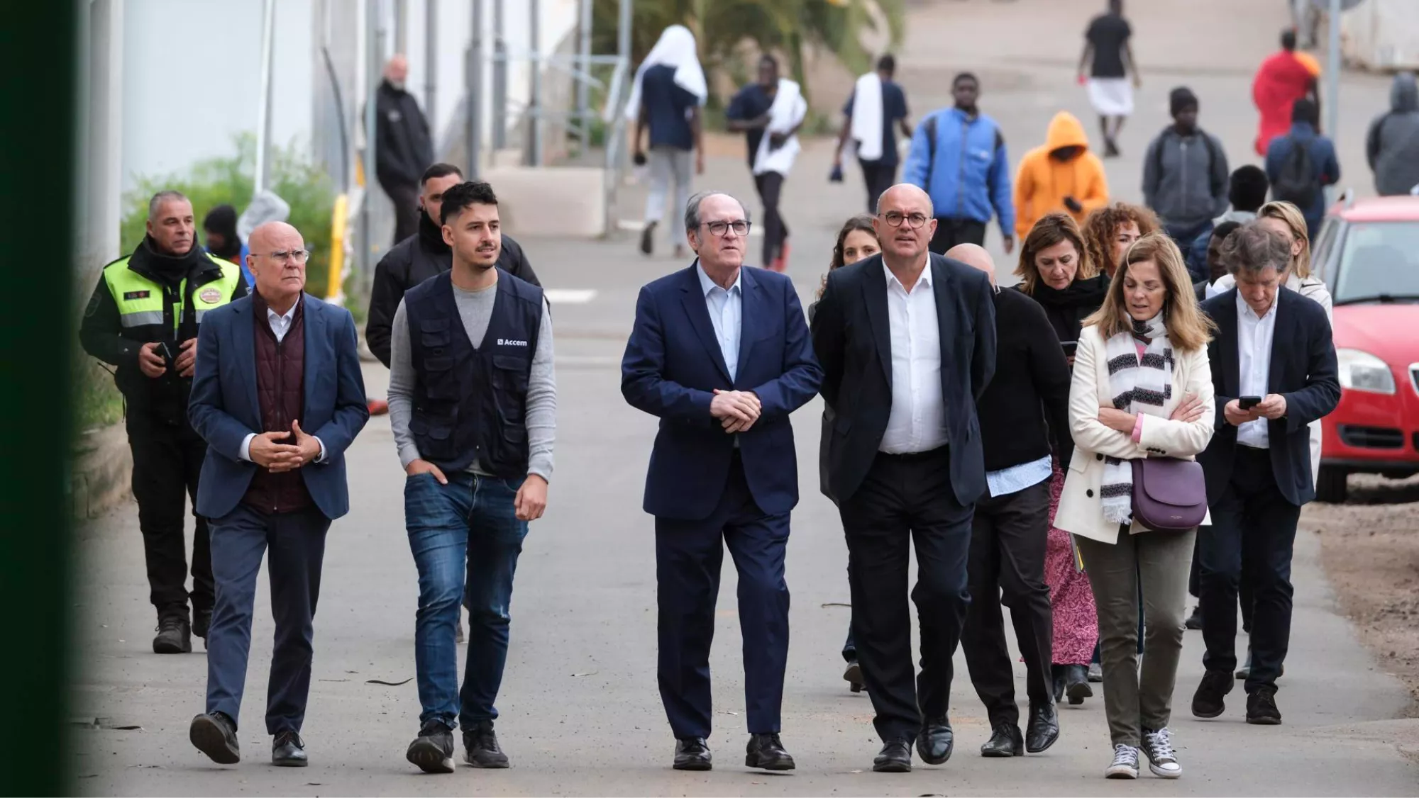En el centro de la imagen, el Defensor del Pueblo, Ángel Gabilondo (i) y el Delegado del Gobierno en Canarias, Anselmo Pestana (d). A la izquierda del todo, el Diputado del Común, Rafael Yanes./ EFE-ALBERTO VALDÉS