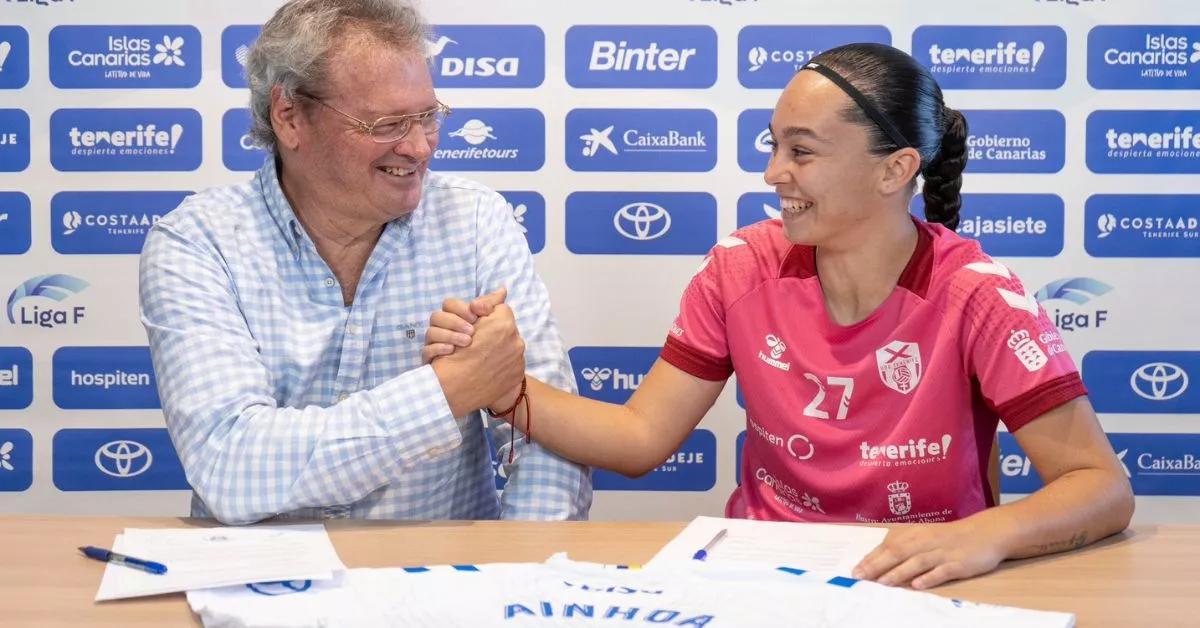 Ainhoa Delgado estrecha la mano del presidente Sergio Batista tras ampliar su contrato con la UD Costa Adeje Tenerife hasta 2027./ UD COSTA ADEJE TENERIFE.